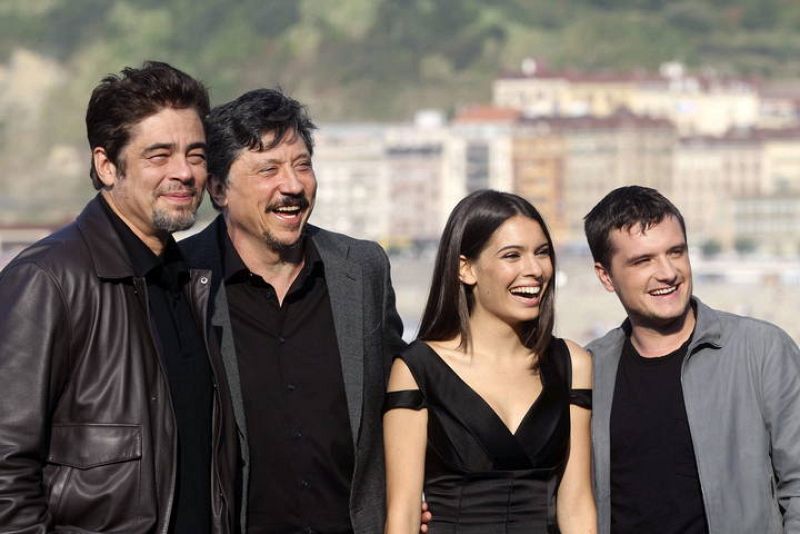 Los actores Josh Hutcherson (d), Claudia Traisac (2d), Benicio del Toro y Carlos Bardem, posan tras presentar su película "Escobar: Paradise lost"