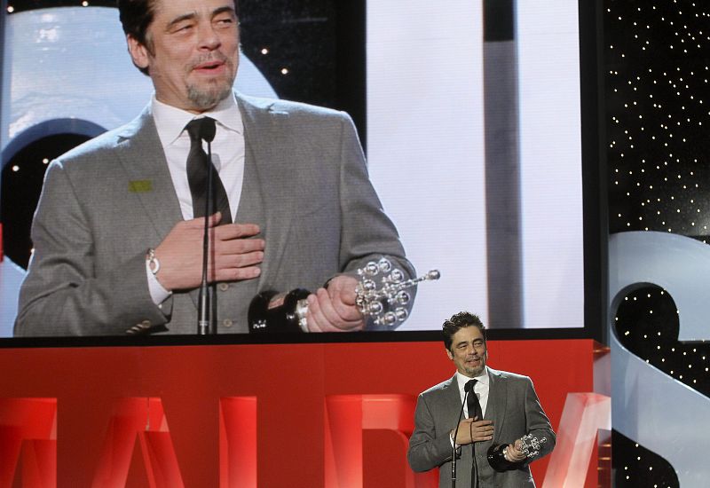 El puertorriqueño Benicio del Toro agradece el premio Donostia, en reconocimiento a su carrera, en el Kursaal durante la 62 edición  del Festival Internacional de Cine de San Sebastián