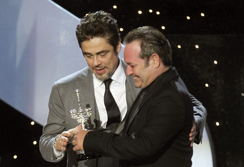 El actor puertorriqueño Benicio del Toro (i) recibe de manos del actor cubano Jorge Perugorría (d) el premio Donostia, en reconocimiento a su carrera