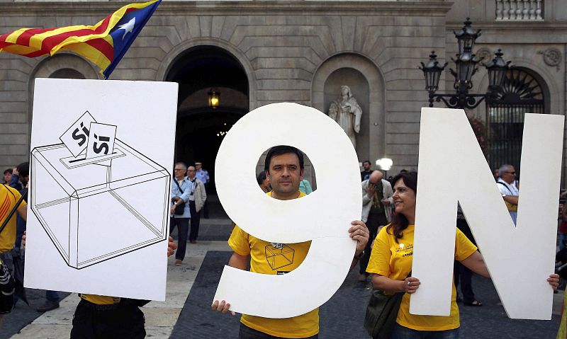 FIRMA DEL DECRETO DE CONVOCATORIA DE LA CONSULTA INDEPENDENTISTA