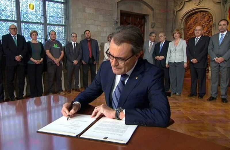 ARTUR MAS FIRMA EL DECRETO DE CONVOCATORIA DE LA CONSULTA SOBERANISTA DEL 9N