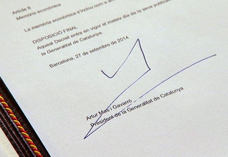 ARTUR MAS FIRMA EL DECRETO DE CONVOCATORIA DE LA CONSULTA SOBERANISTA DEL 9N