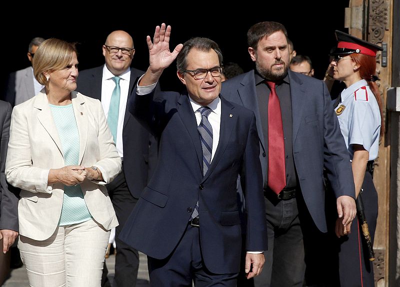 FIRMA DEL DECRETO DE CONVOCATORIA DE LA CONSULTA INDEPENDENTISTA