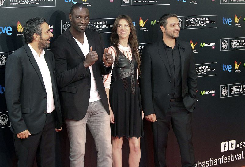 Los realizadores franceses Eric Toledano y Olivier Nakache y los actores franceses Omar Sy y Charlotte Gainsbourg posan en la alfombra roja del Festival Internacional de Cine de San Sebastián.
