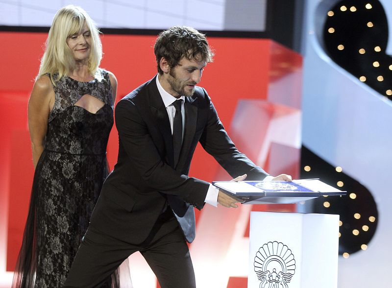 El actor Raúl Arévalo recibe en nombre y representación de su compañero Javier Gutiérrez, la Concha de Plata al mejor actor, por la película 'La isla mínima', de manos de la actriz alemana Nastassja Kinski.