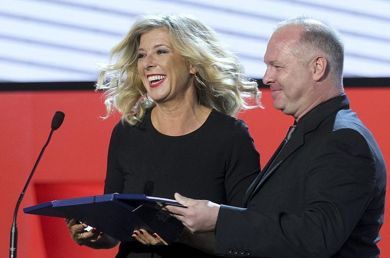 La actriz danesa Paprika Steen recibe la Concha de Plata a la mejor actriz, por su película 'Silent heart', de manos del actor rumano Vlad Ivanov.