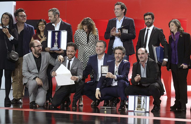 Fotografía de familia de los galardonados durante la gala de clausura de la 62 edición del Festival Internacional de Cine de San Sebastián.