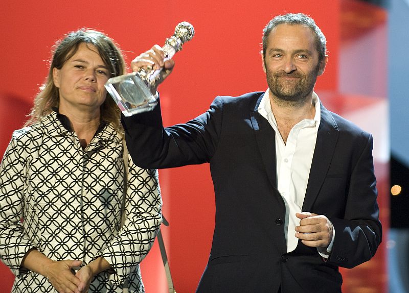 El realizador francés Cédric Kahn agradece el Premio Especial del Jurado, por su película 'Vie sauvage'.