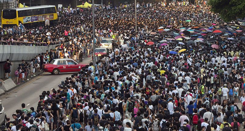 Decenas de miles de manifestantes se concentran por séxto día consecutivo en Hong Kong.