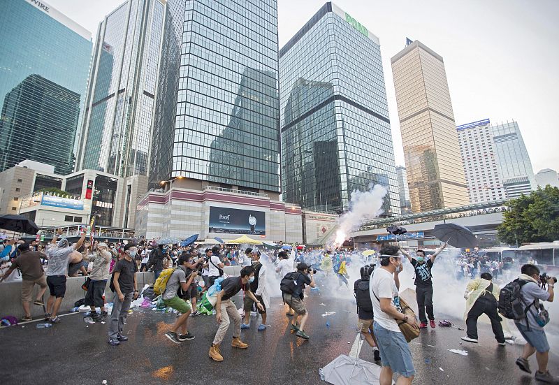 Gafas protectoras, impermeables y paraguas son el kit que utilizan los manifestantes para protegerse del gas pimienta que arroja la policía