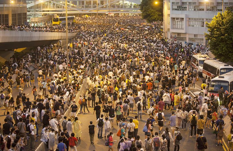 La tensión continúa en torno a la sede del gobierno local de Hong Kong y toda la zona adyacente.