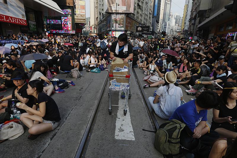 Un estudiante reparte víveres en la sentada en una calle del distrito Causeway Bay en Hong Kong