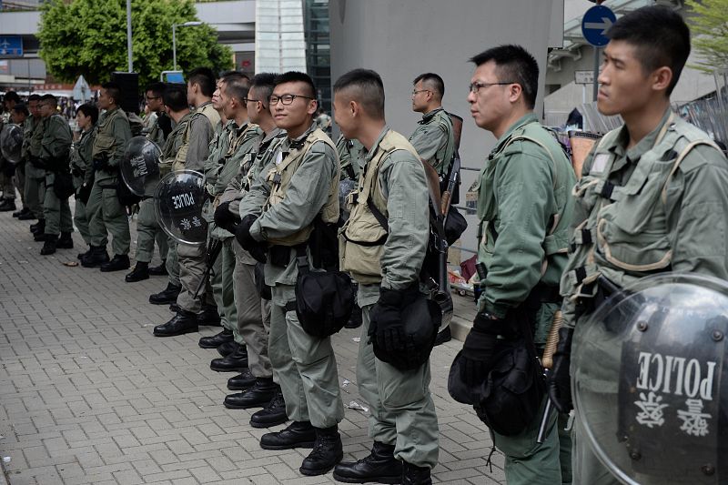 Policía armada monta guardia en el centro de Hong Kong