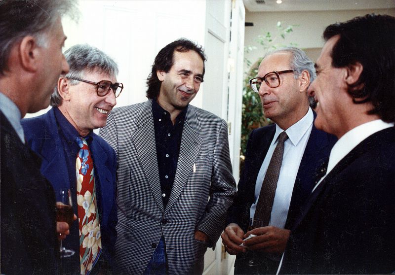 Miguel Boyer, con los artistas catalanes Juan Manuel Serrat, Albert Boadella, Raimon y Ricardo Bofill.