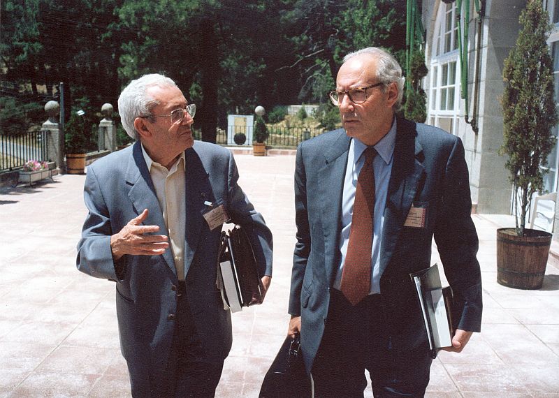 Miguel Boyer charla con el presidente de CC.OO., Marcelino Camacho, en agosto de 1995