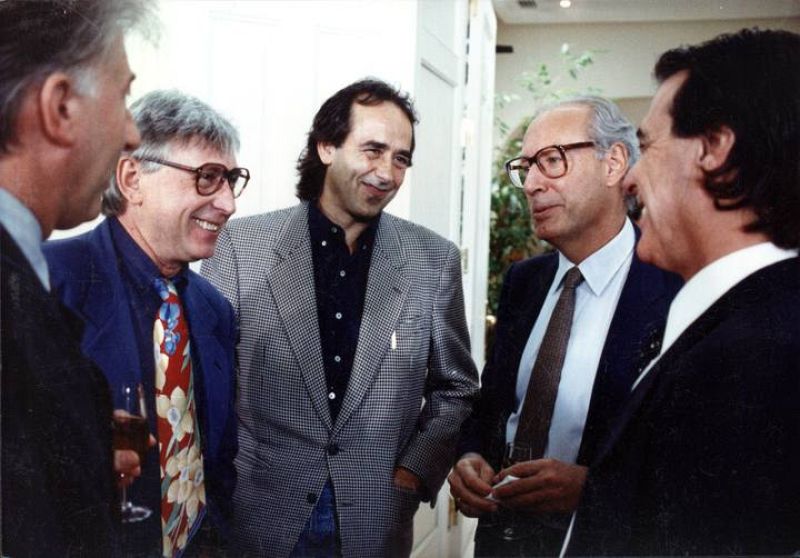 Miguel Boyer, con los artistas catalanes Juan Manuel Serrat, Albert Boadella, Raimon y Ricardo Bofill. 
