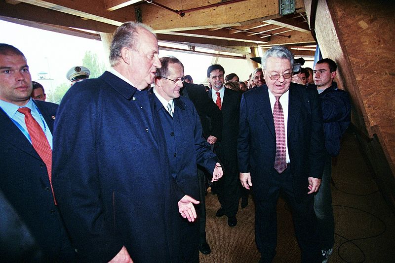 En 2004, el entonces rey Juan Carlos I asistió a la inaguración del Globo de la Ciencia y de la Innovación, en el 50 aniversario del CERN.