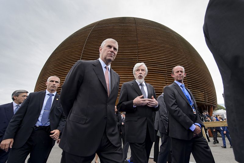 El príncipe Andrew con el director general del CERN, Rolf Heuer, asistiendo a la ceremonia de celebración del 60 aniversario del organismo