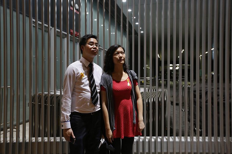 Terrence Tang , de 28 años, empresario, y Jacqueline Cheung, de 30 y trabajadora social, durante una manifestación el 26 de septiembre