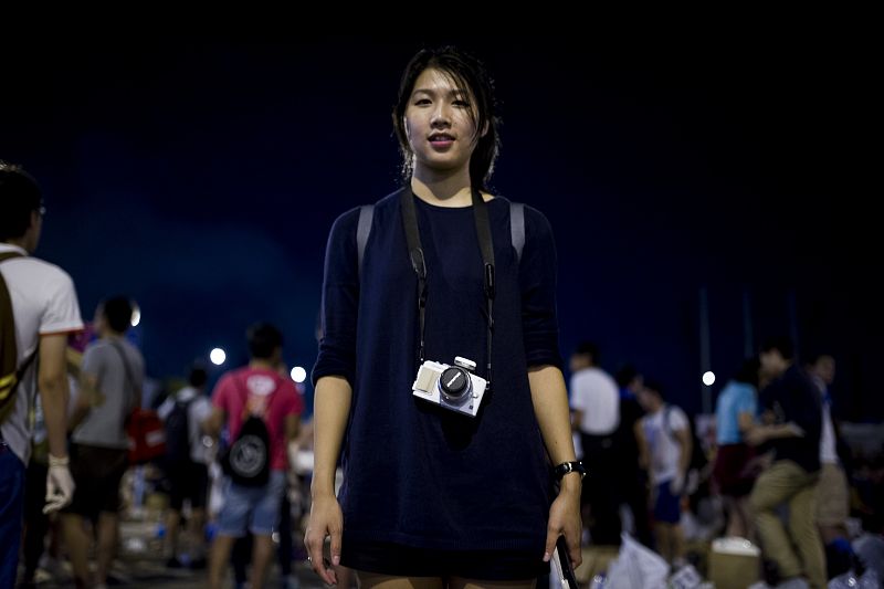 Kwok Ka-yi, diseñadora de 23 años, posa durante una de las concentraciones del día 30 de septiembre en Hong Kong