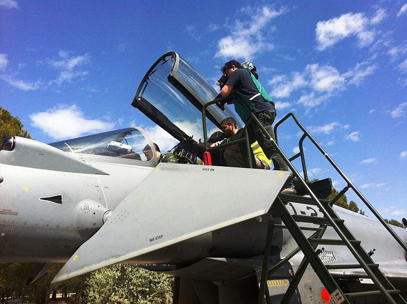 Rodando la cabina del Eurofighter, un habitáculo rodeado de tecnología punta.