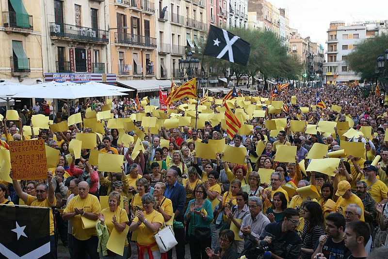 MILES DE PERSONAS LLENAN LA PLAZA DEL VI DE GIRONA EN CONTRA DE LA SUSPENSIÓN DE LA CONSULTA