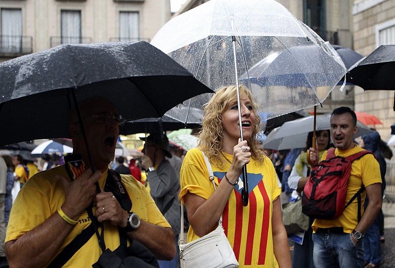 MILES DE PERSONAS LLENAN SANT JAUME EN CONTRA DE LA SUSPENSIÓN DE LA CONSULTA