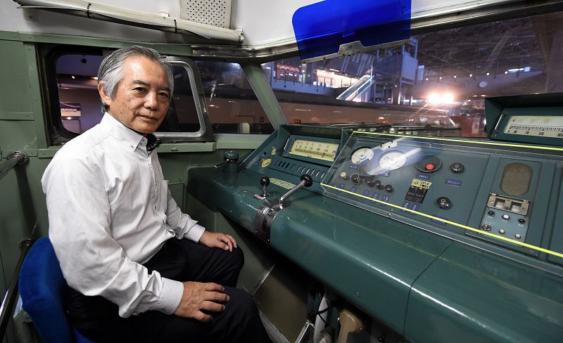 Fumihiro Araki posa en la cabina del primer tren bala