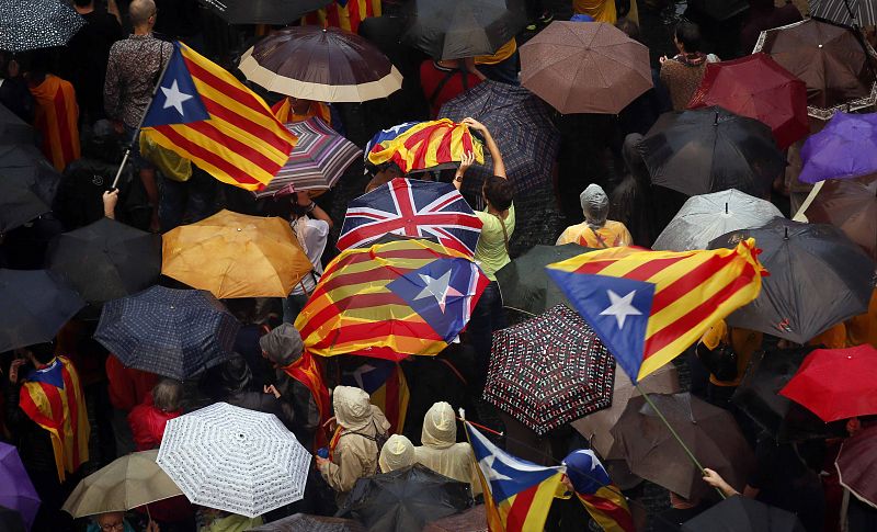 Paraguas con la bandera estelada y la británica en Barcelona contra la suspensión de la consulta