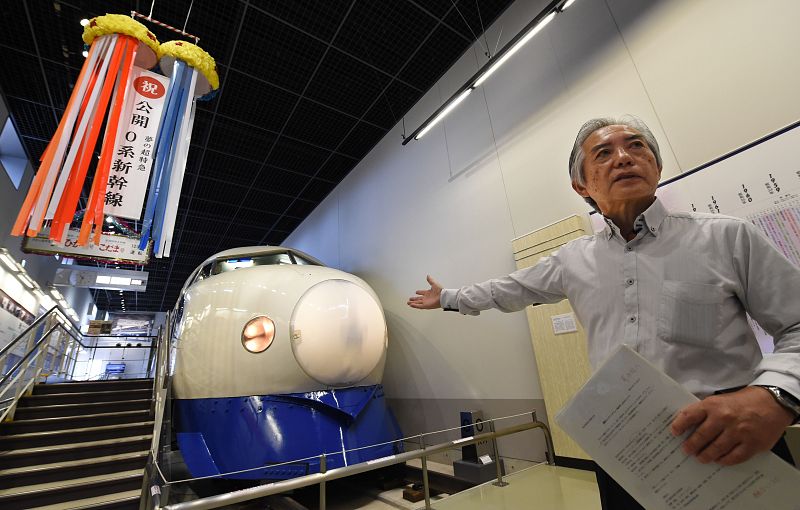 El subdirector del museo del ferrocarril de Omiya y antiguo conductor de tren, Fumihiro Araki, delante del primer tren bala