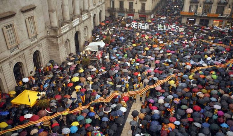 Los manifestantes han desplegado una bandera catalana en la Plaza Sant Jaume durante la concentración proconsulta