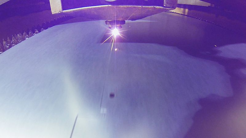 Lo primero que se hace es el corte de las láminas, con esta máquina de láser.