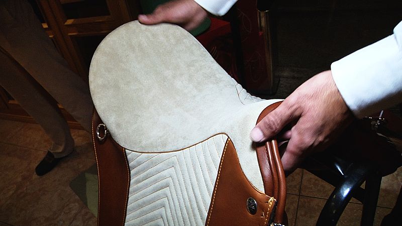 Al molde de la armadura le ponemos las piezas metálicas, que ajustan las medidas del animal y que reforzarán la silla una vez acabada.