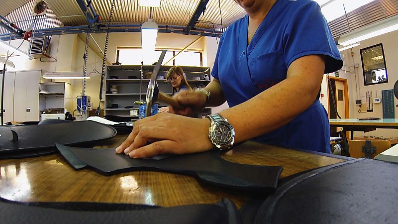 Se elige  la piel con la que se cubrirá la silla. Se mira que no tenga ningún defecto y se cortan los diferentes patrones.