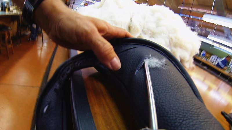 Para hacer el baste, la pieza que va debajo de la silla, se cosen sus diferentes partes y se rellena de lana para acolchar la silla por la parte inferior.