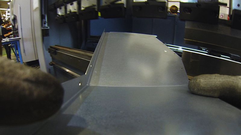 Una vez que las piezas han sido cortadas se doblan en la plegadora .