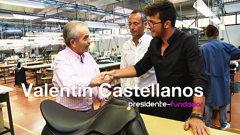 Se elige  la piel con la que se cubrirá la silla. Se mira que no tenga ningún defecto y se cortan los diferentes patrones.