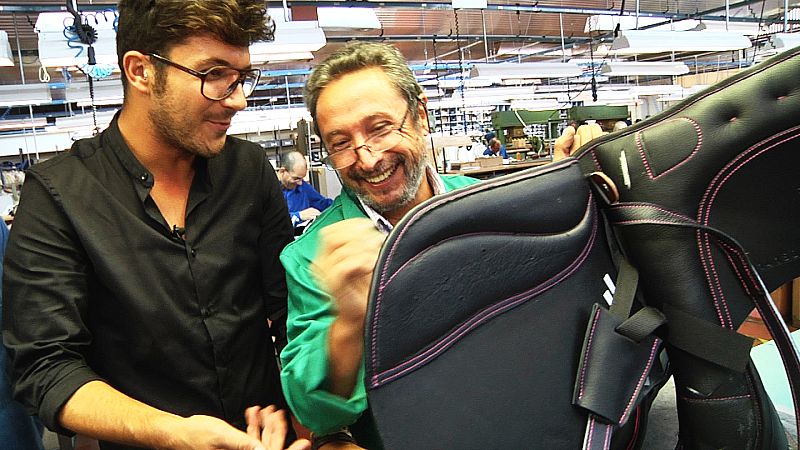 Por otro lado se cosen  los faldones. Así se evita que el jinete roce los lomos del caballo con las piernas