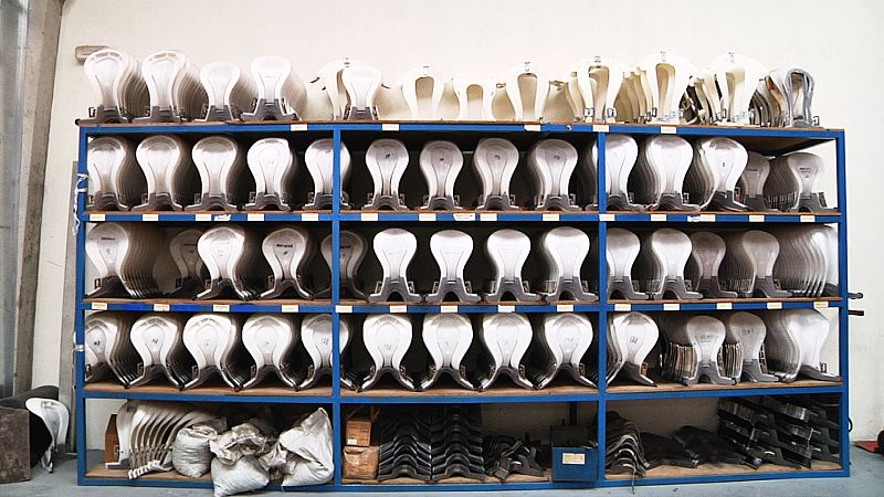 Para hacer el asiento se acolcha con una goma y se cubre con la piel que previamente se cortó.