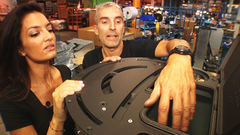 Al juntarse la carga y el disco de goma, una bomba extrae todo el aire hasta conseguir el vacio entre ambas superficies, de esta manea quedan unidas con una fuerza increíble.