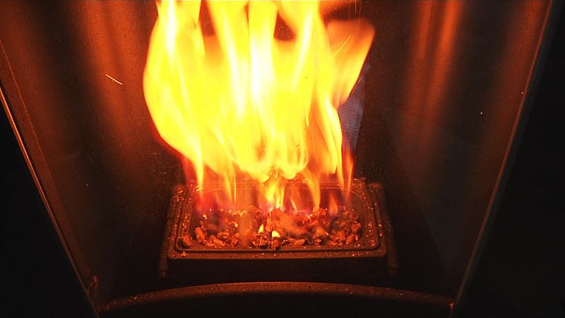 Por último, se unen todas las piezas en la cadena de montaje¿  y ya están preparadas para recibir el pellet, un combustible hecho con serrín prensado.