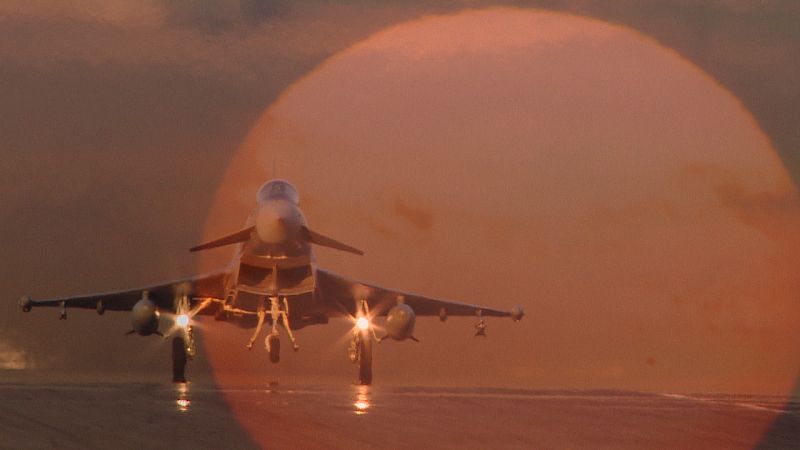 Un Eurofighter aterrizando tras una misión nocturna.
