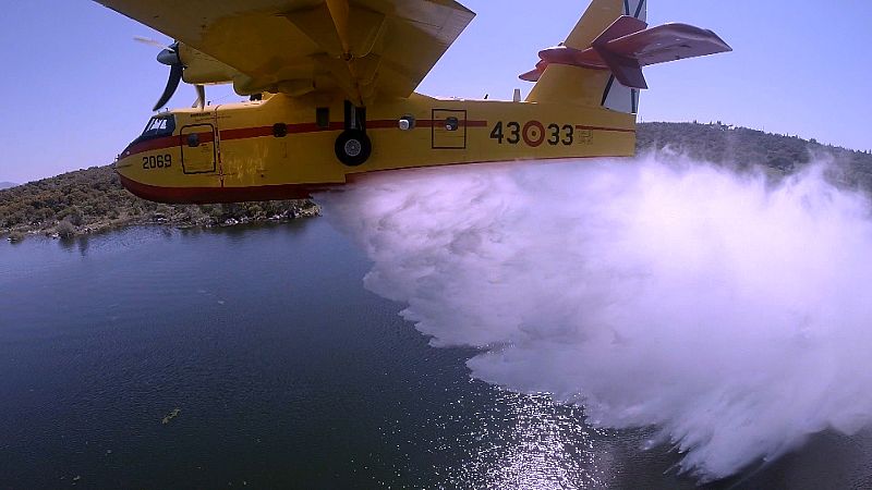 Hidroavión del 43 Grupo de Fuerzas Aéreas descargando las 6 toneladas de agua que puede transportar.
