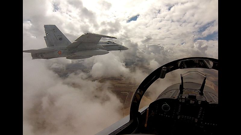Dos F-18 Hornet entre nubes.