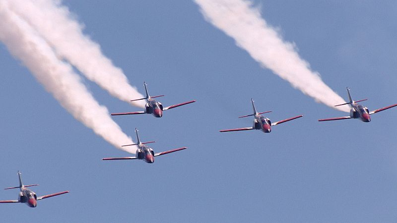 Cinco de los C-111 de la Patrulla Águila volando en formación.