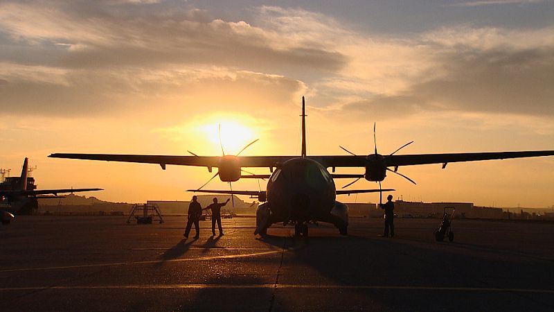 Un C-295, de transporte, preparándose para la misión del día en la base de Getafe (Madrid).