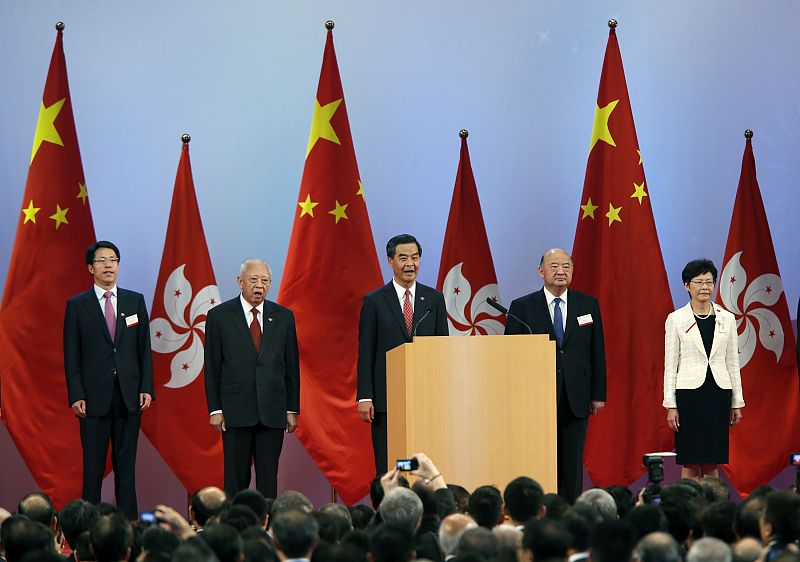 Las principales autoridades de Hong Kong, con el jefe del Gobierno, Cy Leung, en el centro, cantan el himno nacional durante la recepción oficial por el 65º aniversario de la llegada al poder del PCCh y la creación de la República Popular China