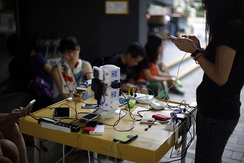 Los activistas cargan sus móviles cerca de la sede del Gobierno en Hong Kong