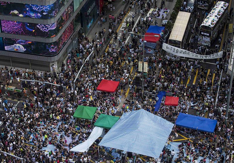Manifestantes bloquean una calle en el distrito de Mongkok, en Hong Kong, en el día de la fiesta nacional de China