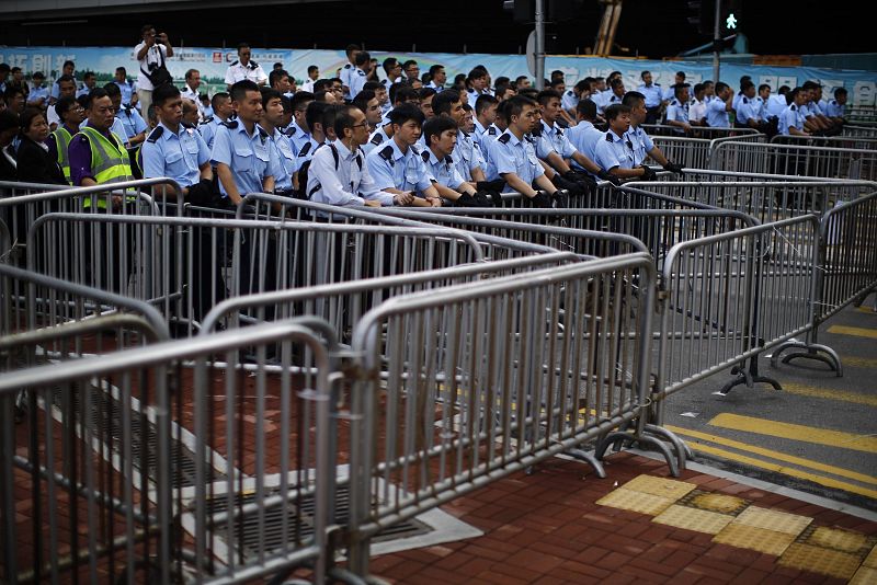 Policías montan guardia en la plaza Bauhinia, en el centro de Hong Kong